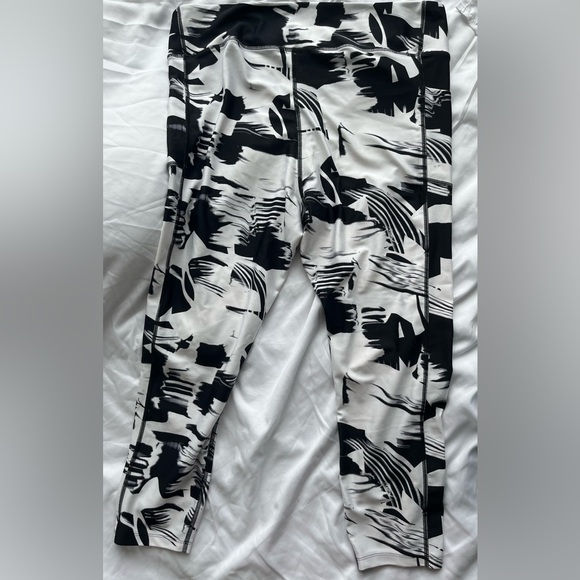 Under Armor Compression HeatGear size XL. Black & white patterns - Picture 3 of 3